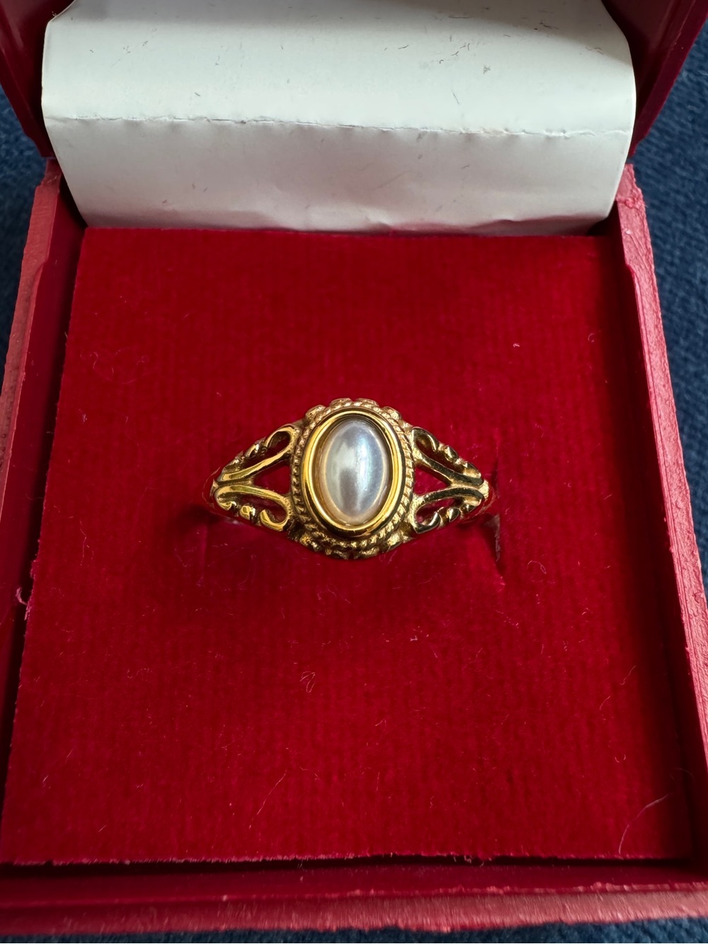 Stunning Gold tone faux pearl ring size 8
